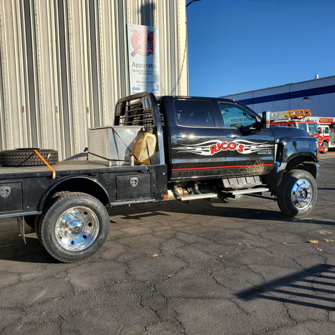 DynaTrac DT320 OFF ROAD MOUNTED ON 22.5 Alcoa Aluminum Polished Chevy 4500/5500 Wheel Kit (8x275)